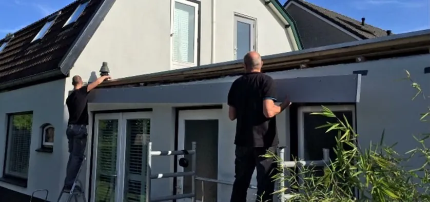Janno aan het werk bij een aanbouw in Apeldoorn