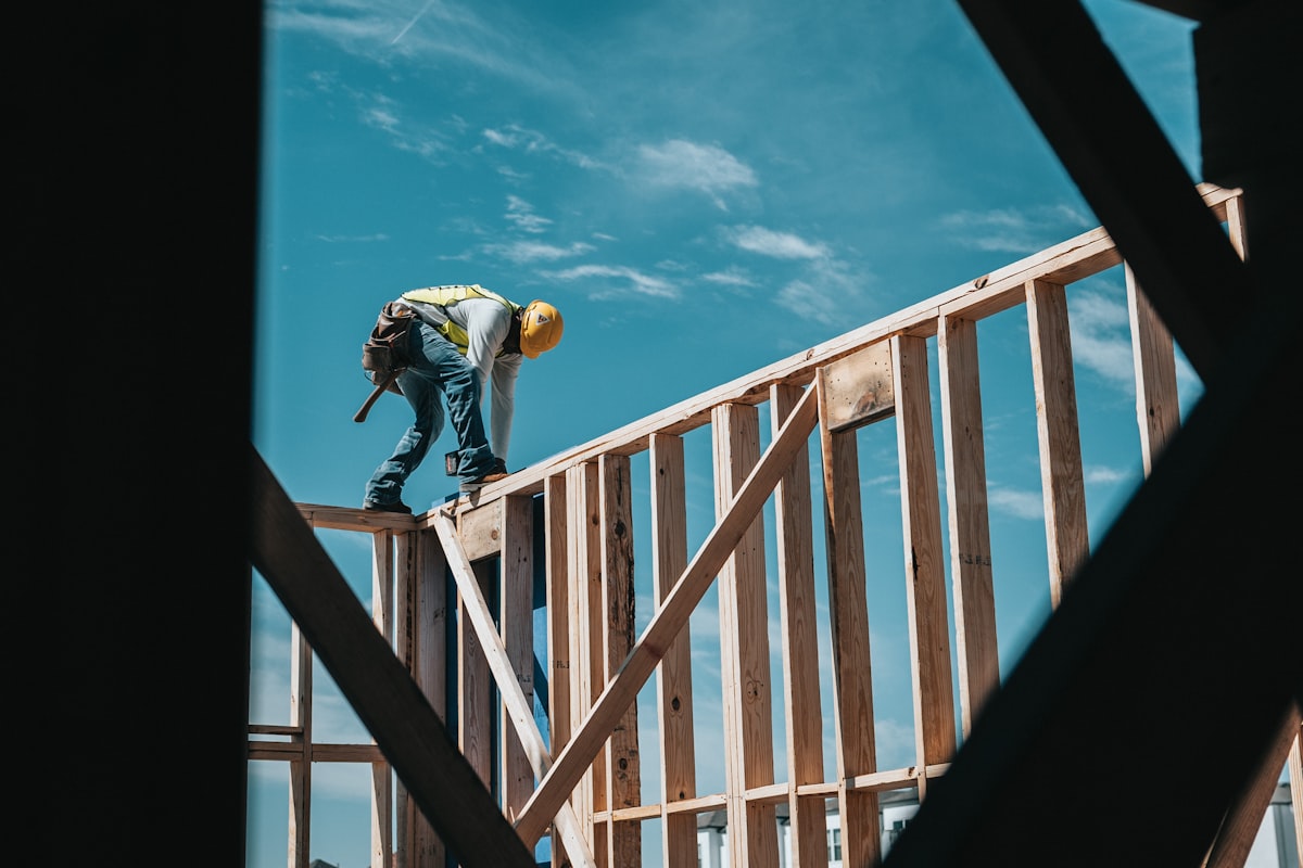 Vakman van Jago Apeldoorn aan het werk op een verbouwing